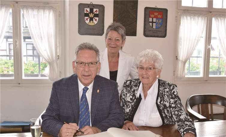 Gregor Noll, Ortsbürgermeisterin Cilly Adenauer und Margret Noll bei der Eintragung in das Goldene Buch der Ortsgemeinde.JSB