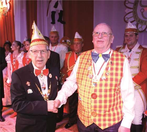 Gregor Noll gratulierte als Sprecher des Ordenskapitels als erster dem neuen Alt-Erpillaner Theo Frickel. DL