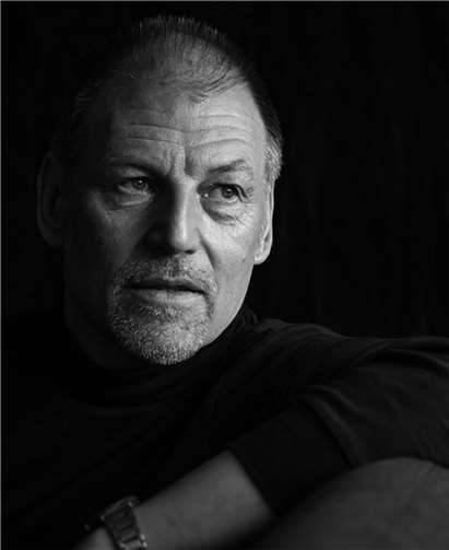 Gregor Schürer liest Texte über Krieg und Frieden.privat