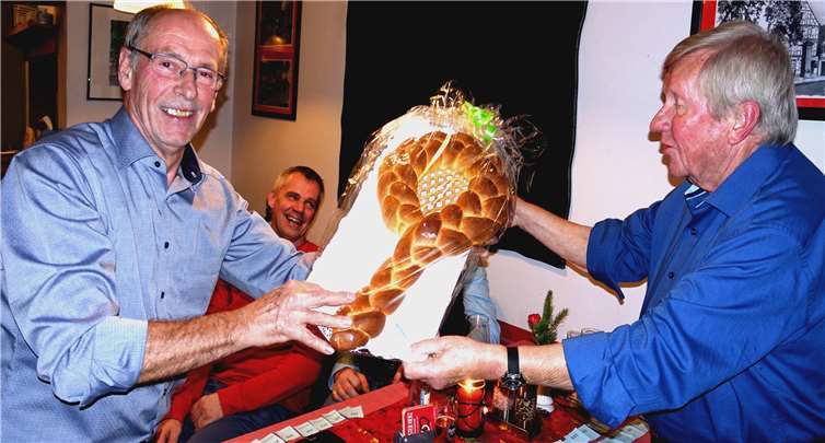 Gregor Schulte (li.) erhielt einen Tennisschläger aus Hefe.