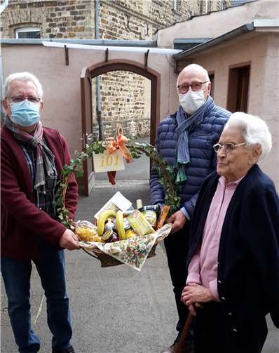 Gregor Sebastian und Edgar Flohe gratulierten Helene Hoffmann.Foto: privat