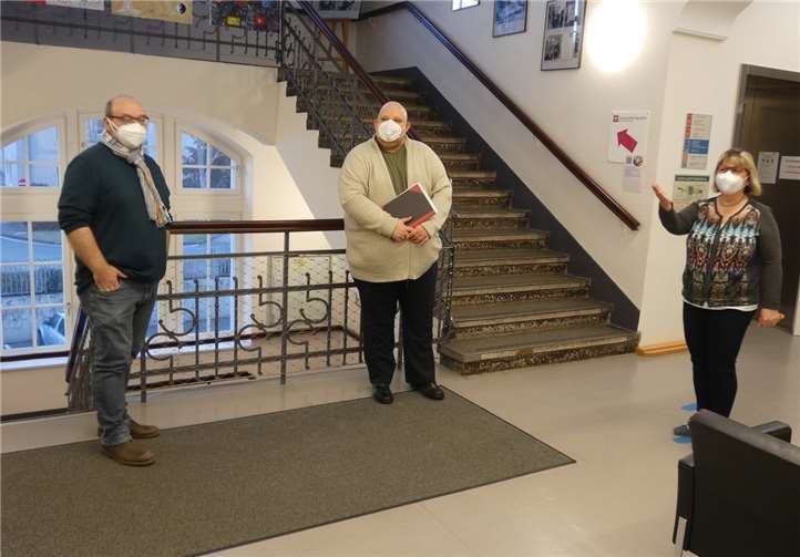 Gregor Terporten (links) und Marion Surrey führten Michael Köhler durch das gut ausgestattete Mehrgenerationenhaus. Foto: privat