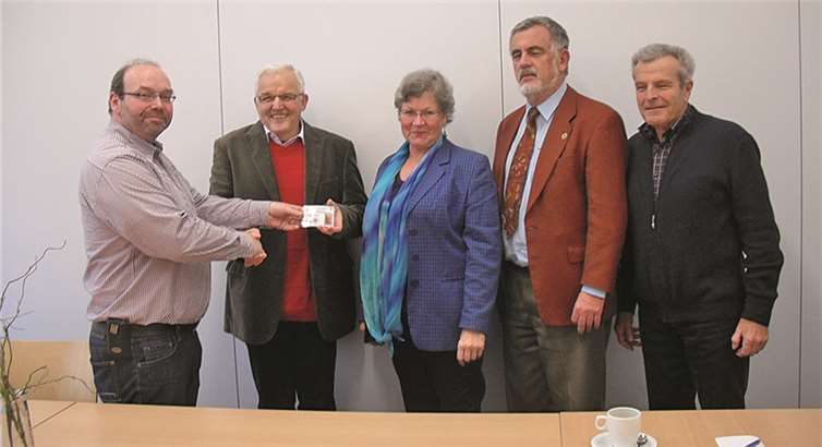 Gregor Terporten (v.l.) überreichte Lothar Schaaf seinen Dienstweis. Darüber freuten sich auch die anderen drei Seniorensicherheitsberater Helmi Stuckenschmidt, Rainer Stuckenschmidt und Peter Fischbach. privat