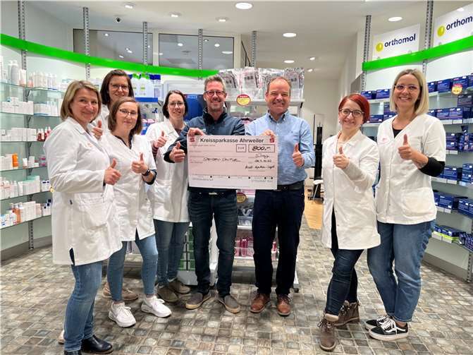 Gregor Vogel (Mitte) und Team mit Fluthelfer Dirk Gemein (links) bei der Scheckübergabe. Foto: privat