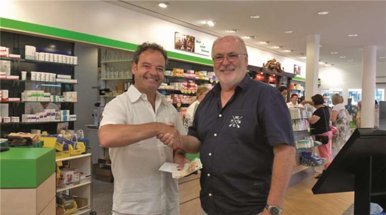 Gregor Vogel (li.) überreichte dem glücklichen Gewinner Detlef Schäfer seinen Gewinn. privat