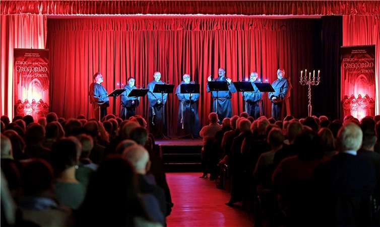 Gregorianische Musik gab es in der vollbesetzten Hocheifelhalle zu hören.  Foto: Werner Dreschers