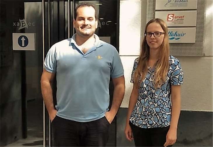 Gregorio Blanco Sáez, Lehrer der Bildungseinrichtung und zuständig für Auslandspraktikanten, mit Julia Schelski vor dem Xabec-Gebäude in Valencia.Fotos: privat