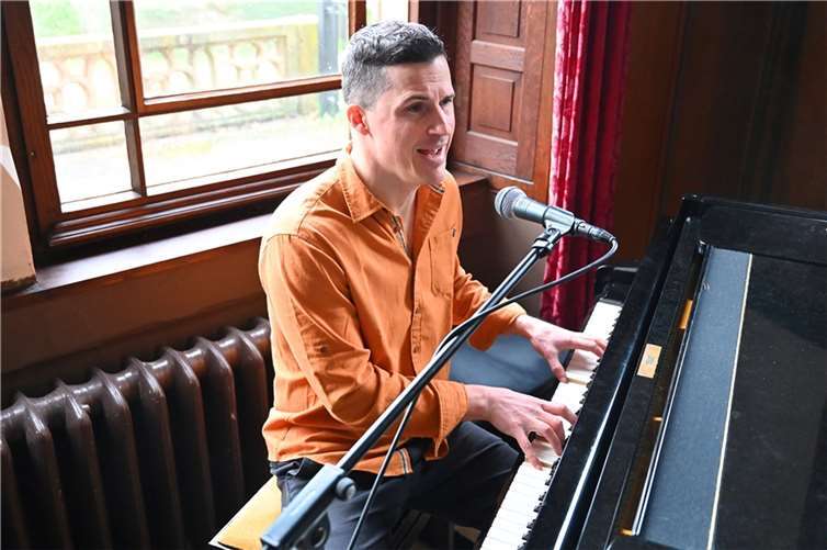 Gregory Garkavi am Flügel.