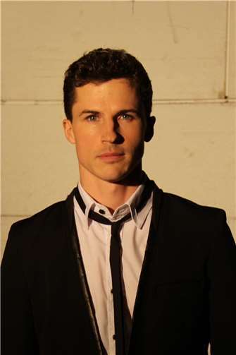 Gregory Garkavi, ex-Leadsänger der prominenten und preisgekrönten Band „VIA Family“ (YouTube @gregar1442) am 9. März im Sinziger Schloss.