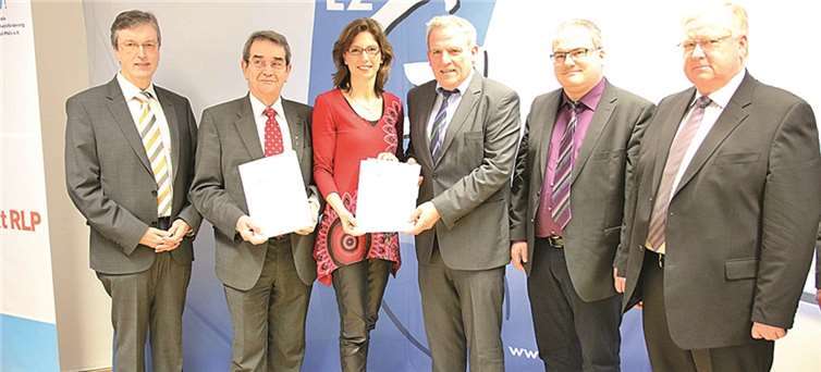 Greimersburg ist Modellkommune beim WohnPunkt RLP. Darüber freuen sich (v.l.): Dr. Matthias Krell, Geschäftsführer der Landeszentrale für Gesundheitsförderung in Rheinland-Pfalz e.V., Bürgermeister Helmut Probst, Sozialministerin Sabine Bätzing-Lichtenthäler, Ortsbürgermeister Hans-Werner Junglas, VG-Wirtschaftsförderer Peter Michels und Projektbeauftragter Paul Lauxen.privat