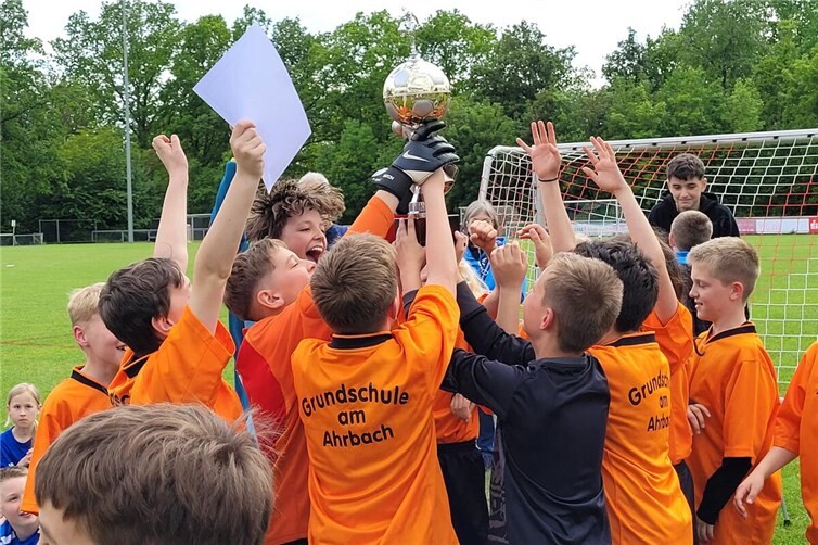 Grenzenloser Jubel bei den Nachwuchskickern der Grundschule Ruppach-Goldhausen nach ihrem 1:0 gegen Nentershausen. 