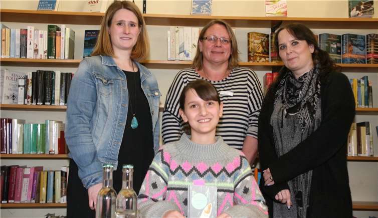 Greta Follmann (vorn) aus Urbar wurde in Mayen von der Jury aus Reuffel-Teamleiterin Anne Keuser, Stadtbüchereileiterin Elke Hartung und Büchereimitarbeiterin Britta Schmaglinski (hinten von links) zur Vorlese-Siegerin im Landkreis Mayen-Koblenz gekürt.Foto: WE