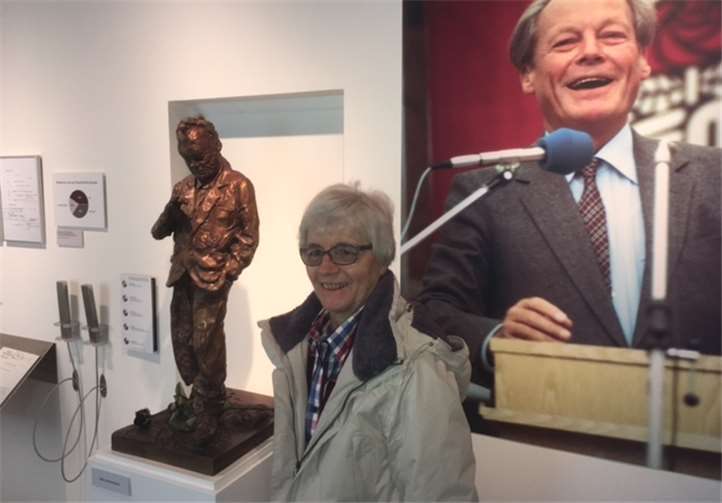 Greta Strunk aus Osnabrück war schon die 30.000. Besucherin im Willy-Brandt-Forum in Unkel.privat