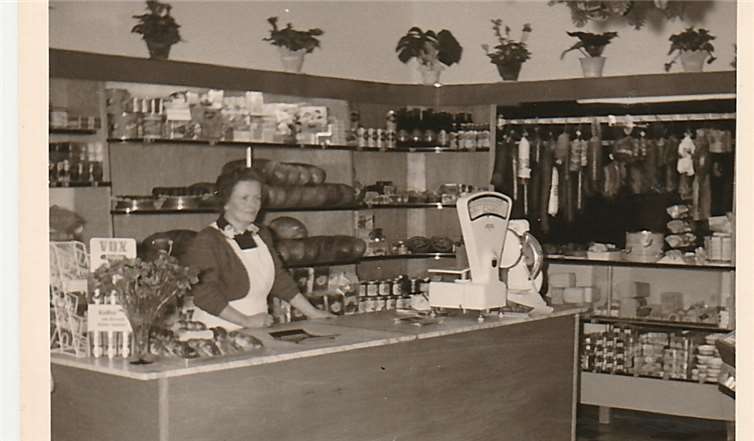 Grete Etscheid in ihrem Laden, etwa um 1957.