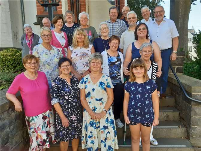 Gretel Mintenig und andere Mitglieder des Chores (Auf dem Foto fehlen Josef Theis, Dr. und Frau Glutting.).  Foto: privat