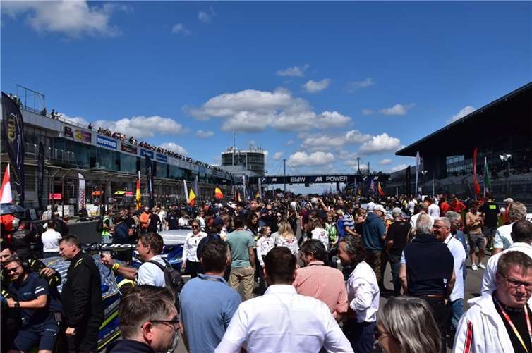 Grid-Walk durch das imposante Starterfeld der Fanatec GT.  Foto: AC Mayen