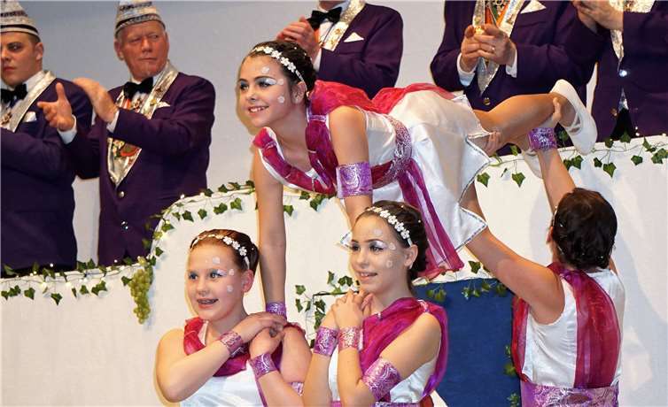 „Griechische Nächte“ tanzten die Flashlights der Ringnarren .