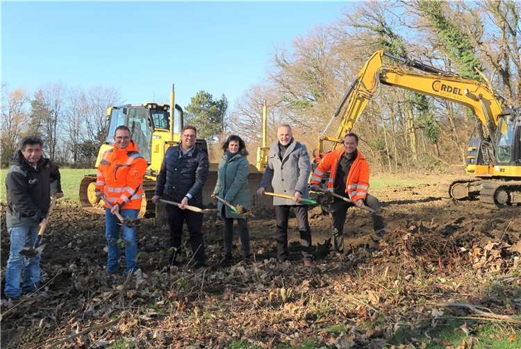 Griffen zum Spaten: v.l. Albert Tautges, Joshua Dickmeis, Beigeordneter Swen Christian, Sabine Radermacher, Bürgermeister Jörg Schmidt und Clemens Esser. Fotos: Gemeinde Wachtberg/mm