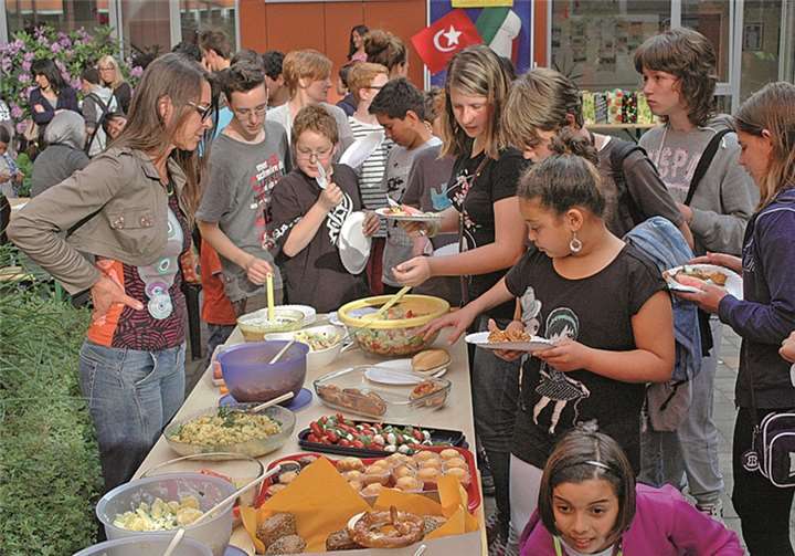 Grillfest mit internationalen Spezialitäten für die Schüler der Barbarossaschule und die Gäste aus der Türkei und Italien.