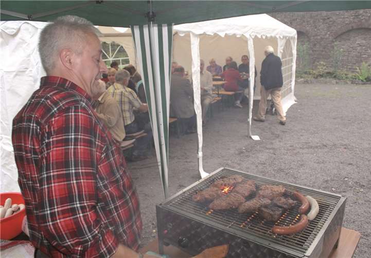 Grillmeister Jürgen Gold waltete seines Amtes und versorgte die Gäste mit leckeren Speisen.privat