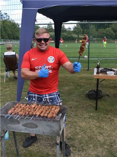 Grillmeister Michail Mirugin sorgte für die richtige Verpflegung.