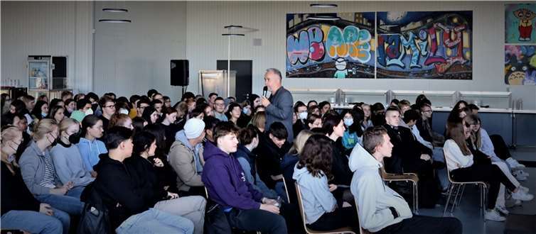 Grimme-Preisträger und Schauspieler Thomas Darchinger während der Einführung der Holocaust-Geschichte des Solly Ganor am Are-Gymnasium.  Copyright: Huber Ewers Bonn