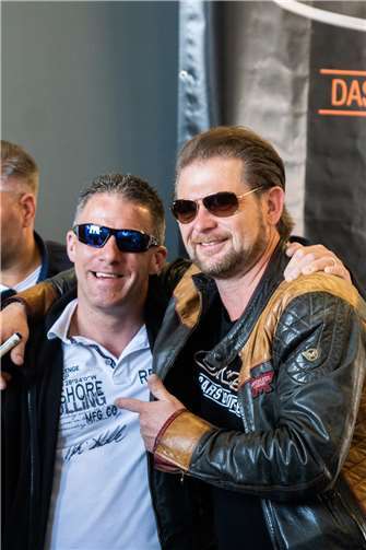 Grip Moderator Det Müller mit einem Fan bei der Autogrammstunde