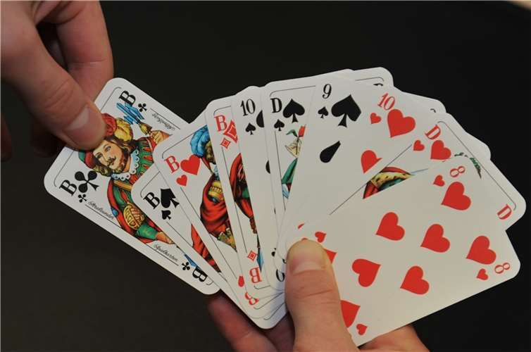 „Gripsgymnastik mit Skat“ bietet die gleichnamige Projektgruppe der Ehrenamtsinitiative, die sich jeden Mittwoch zum Spielen in der Gaststätte „Taubentränke“ trifft.Foto: Stadt Andernach/Maurer