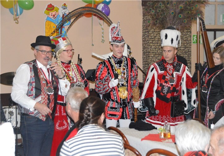 GroKO in Mendig! SPD empfängt das junge Dreigestirn. V. l.: Bürgermeister Hans Peter Ammel, Jungfrau Marvin, Prinz Nico I. und Bauer Luki.