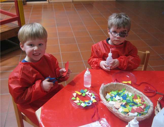 Größtenteils aus Abfallprodukten stellten die Kinder bunte Clownsgesichter her.