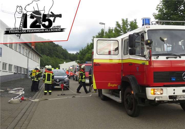 Groß angelegte Übung von Feuerwehr und DRK im Industriegebiet.  Freiwillige Feuerwehr Hillscheid