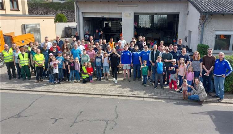 Groß ist das Umweltbewusstsein in Ochtendung, das belegten sagenhafte 120 Teilnehmer*innen, die sich in die vorbereitete Teilnehmerliste eintrugen. Zum Zeitpunkt des Fotos war die Jugendfeuerwehr, die sich erneut in großer Personenstärke beteiligte, bereits „abgerückt“.  Foto: Holger Schumacher
