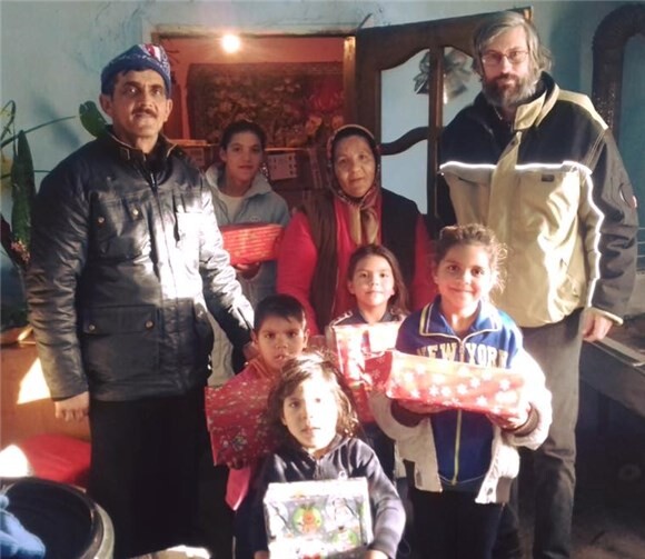 Groß ist die Freude bei den Beschenkten.