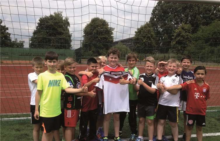 Groß ist die Freude über den Gewinn des WM-Trikots. privat