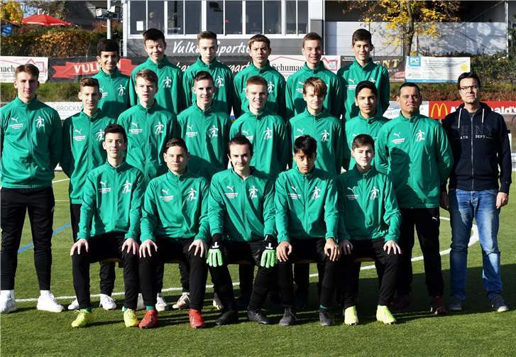 Groß ist die Freude über die neuen Trainingsanzüge. Foto: privat