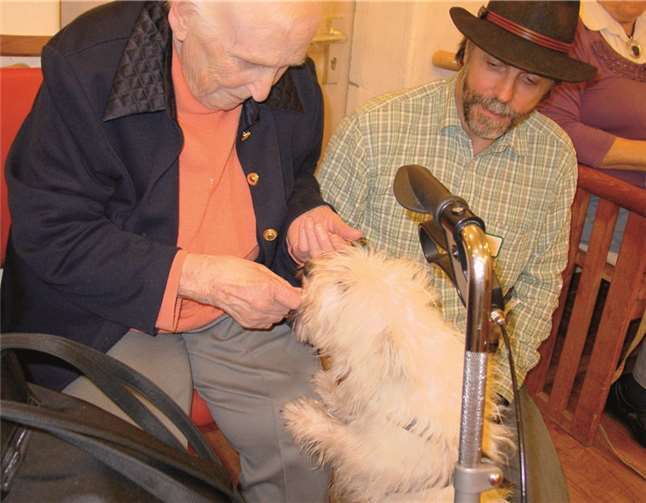 Groß ist die Freude, wenn Bienchen mit Günther Becker (re.) in der Villa Romantica zu Besuch ist.privat