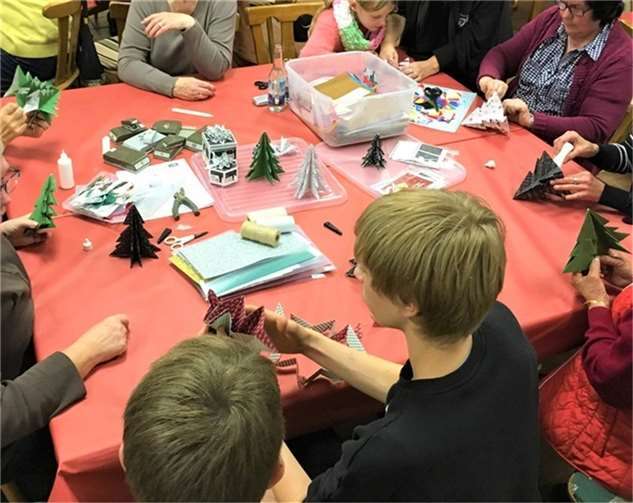 Groß und Klein, Alt und Jung sind herzlich eingeladen, unter der Anleitung von Eva und Gudrun Diefenbach weihnachtliche Dekos für die Senioren - und gegen einen kleinen Obolus auch für’s eigene Zuhause - zu basteln.Foto:privat