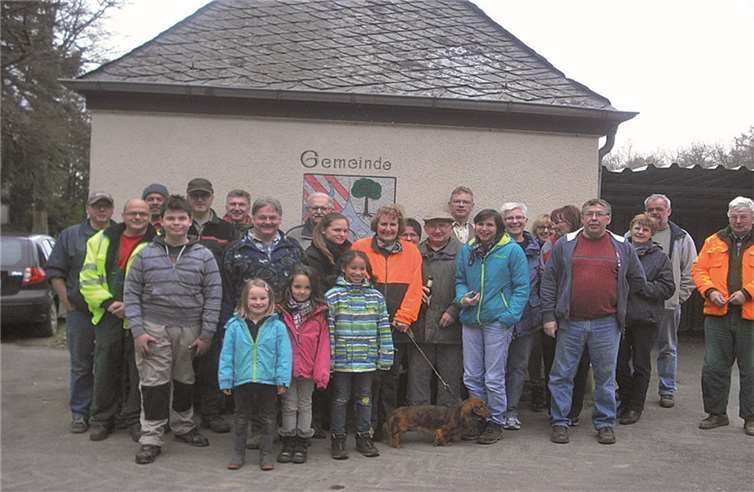 Groß und Klein arbeiteten Hand in Hand, um den Wald von Unrat zu befreien. privat