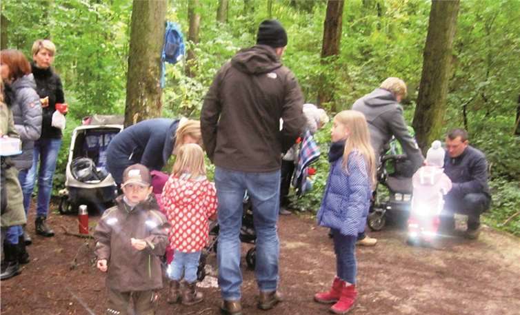 Groß und Klein beim Picknick im Wald. Stadt Meckenheim