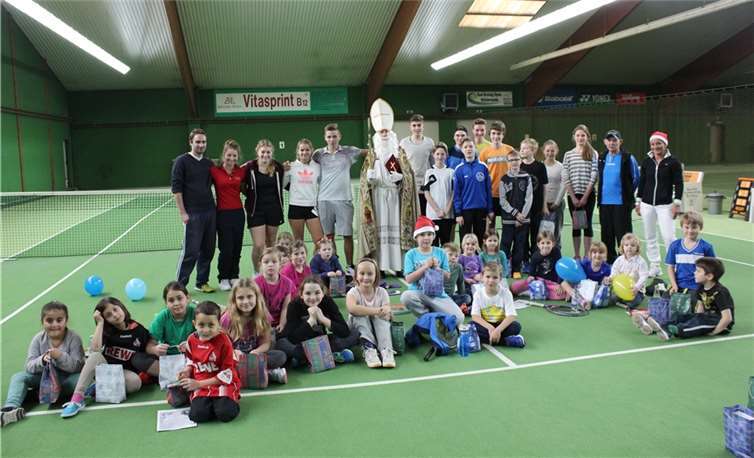 Groß und Klein freuten sich über den Nikolaus, der für jeden eine Geschenktüte dabei hatte.Privat