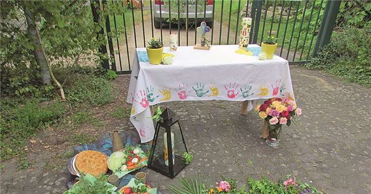 Groß und Klein gestalteten gemeinsam den Tisch des Herrn.privat