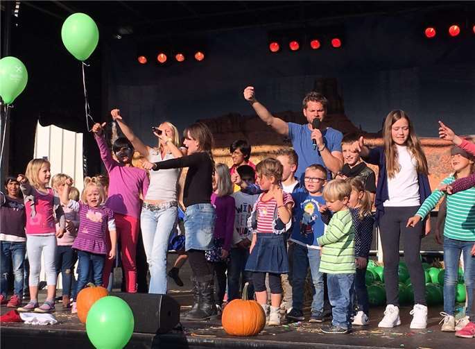 Groß und Klein haben einen Riesenspaß beim Herbstfest in Stotzheim. Raiffeisen Rhein-Ahr-Eifel Handels GmbH