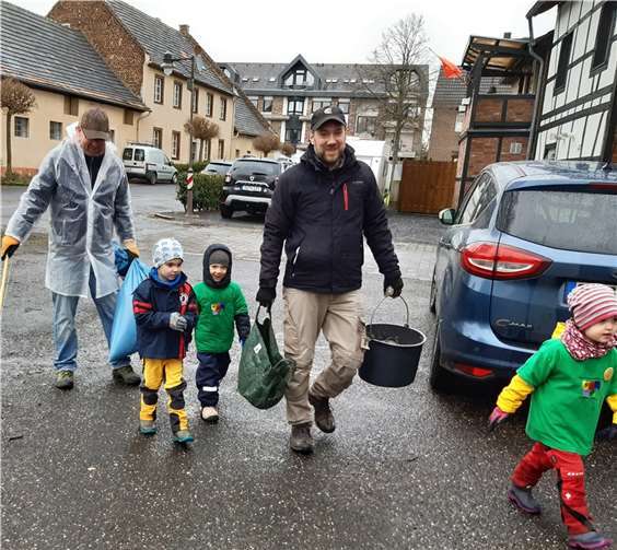 Groß und Klein half mit, den Ort von Zigarettenresten und anderen Verschmutzungen zu befreien.  Fotos: privat