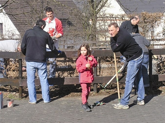 „Groß und Klein“ halfen dabei, den Schulhof von den letzten Spuren des Winters zu befreien.privat