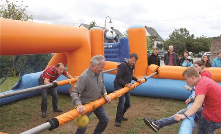 Groß und Klein hatten Spaß beim Human-Kicker-Turnier. privat