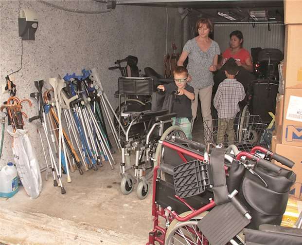 Groß und Klein helfen beim Beladen von Hilfsgütern mit medizinischen Hilfsmitteln. Die Gesellschaft für Menschenrechte - Deutsche Sektion e.V. mit Sitz in Frankfurt bringen diese dann mit einem Sammeltransport zu Hilfsbedürftigen in Irak.