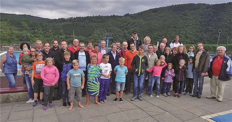 Groß und Klein kamen zusammen und sagten „Danke“ für eine tolle Freibadsaison.privat