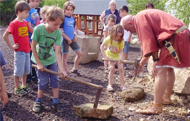 Groß und Klein können beim großen Kindertag im Römerbergwerk Meurin in die Rolle der alten Römer, wie hier im Tuffsteinbruch, schlüpfen.privat