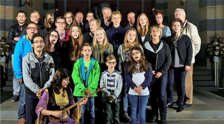 Groß und Klein leihen beim Benefizkonzert den Flüchtlingen ihre Stimme.Olaf Mies