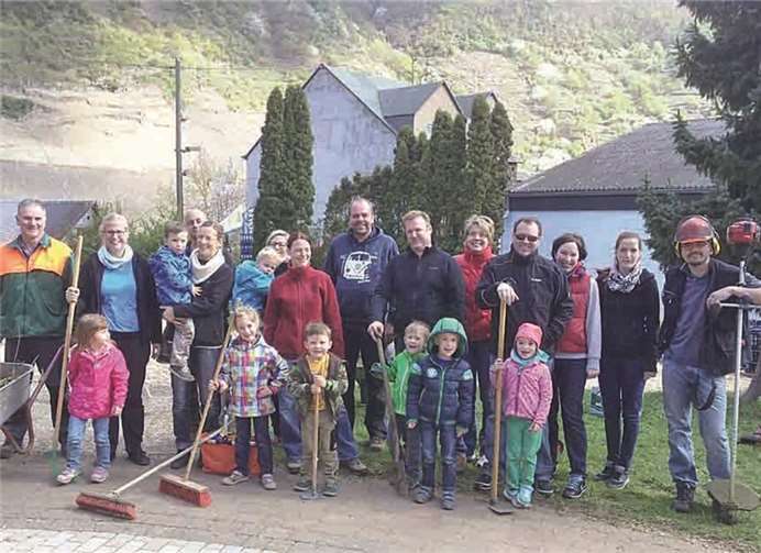 Groß und Klein packten tüchtig an beim Frühjahrsputz. privat